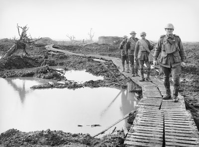 Czterech australijskich żołnierzy spacerujących po torze w Tokio, niedaleko Zonnebeke, w sektorze Ypres, nad częścią kraju schwytanego przez Australijczyków podczas walk w trzeciej bitwie autorstwa Australian Photographer