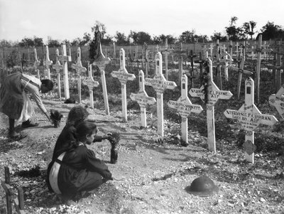 Francuskie dzieci opiekujące się grobami na Cmentarzu Australijczyków w Adelajdzie poległych w bitwie na froncie zachodnim, Villers-Bretonneux, Francja 26 sierpnia 1919 autorstwa Australian Photographer