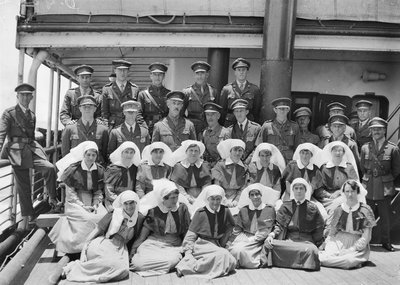 Portret grupowy starszych oficerów medycznych i personelu na pokładzie HMAT Wahehe podczas podróży powrotnej do Australii, wrzesień 1919-październik 1919 autorstwa Australian Photographer