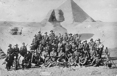 Nieformalny portret grupowy australijskiej szkoły sygnalizacyjnej przed sfinksem i piramidą. Sprzęt sygnalizacyjny na pierwszym planie, ok. 1915 r autorstwa Australian Photographer