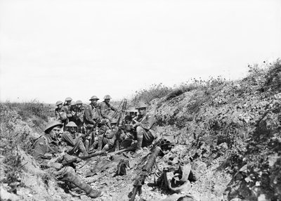 Porucznik A. V. Sedgwick MC i część jego drużyny z 24. batalionu, oczekująca na zniesienie ostrzału artyleryjskiego na Mont St Quentin, sfotografowana kilka minut przed wyjściem z rowu autorstwa Australian Photographer