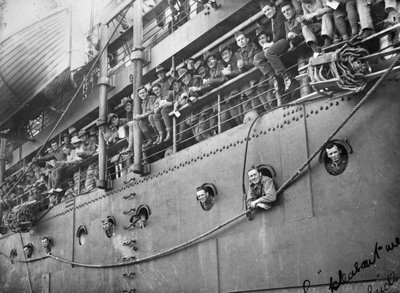 Członkowie Australijskiego Korpusu Lotniczego na pokładzie Troopship Kaiser-I-Hind, który sprowadzał ich z powrotem do Australii, Adelaide, Australia Południowa, 14 czerwca 1919 autorstwa Australian Photographer