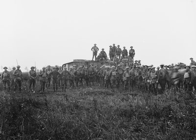 Portret grupowy w plenerze załogi czołgu i niektórych członków 5. Australijskiej Brygady Piechoty, 8 sierpnia 1918 r autorstwa Australian Photographer