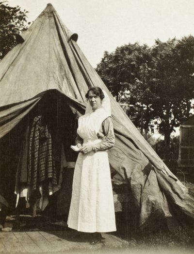 Siostra Ada Smith z 2. australijskiej stacji usuwania nieszczęśliwych wypadków w pobliżu Steenwerck, Trois Arbres, Francja, 1916 autorstwa Australian Photographer