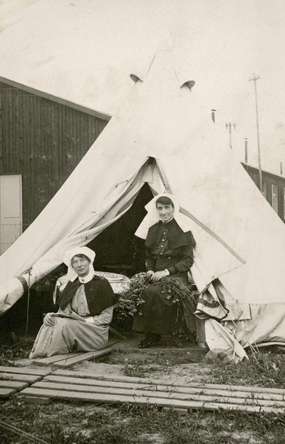 Siostra Eleanor Wibmer Jeffries i Siostra Nellie Constance Morrice (po prawej) przed ich namiotem w Australijskim Szpitalu Ogólnym nr 3 z kwiatami zerwanymi z brzegu Sommy, ok. godz. Czerwiec 1917 (fot. bw) autorstwa Australian Photographer