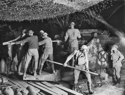 The 2nd Australian Siege Battery (55. Australian Siege Artillery Battery) pracująca na 9,2-calowej haubicy w maskach gazowych podczas ataku na Voormezeele, 15 września 1917 autorstwa Australian Photographer