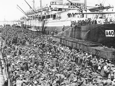 Żołnierze wsiadający do Port Melbourne na A40 HMAT Ceramic, 1915 autorstwa Australian Photographer