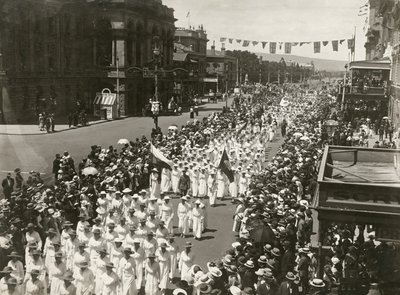 Kobiety w marszu z okazji Dnia Pokoju wzdłuż King William Street, Adelaide, Południowa Australia, listopad 1918 r. autorstwa Australian Photographer