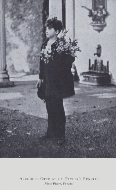 Arcyksiążę Otto z Austrii na pogrzebie ojca w 1922 roku (zdjęcie czarno-białe) autorstwa Austrian Photographer