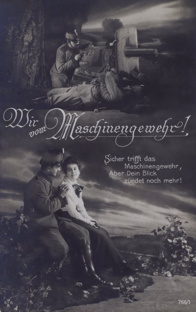 Austriacki strzelec maszynowy na polu bitwy i ze swoją ukochaną (zdjęcie czarno-białe) autorstwa Austrian Photographer