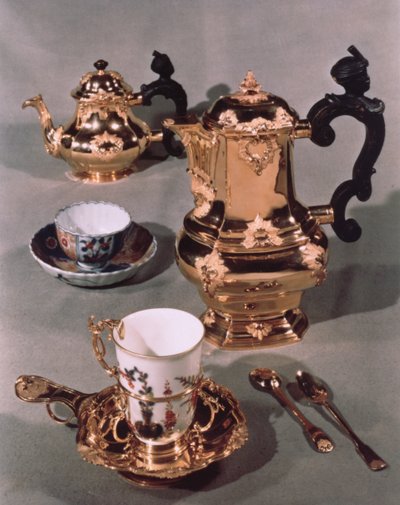 Czajnik, cukiernica, dzbanek do czekolady i kubek z serwisu śniadaniowego miśnieńskiego firmy Domanek, Wiedeń, 1750 (porcelana i złoto) autorstwa Austrian School