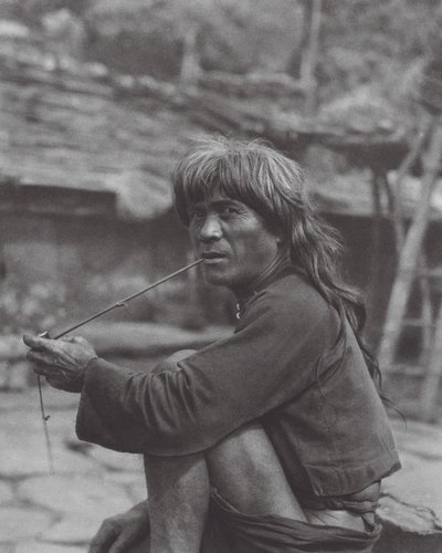 Japonia: Wódz plemienia Paiwan w Raisha (zdjęcie czarno-białe) autorstwa Axel von Graefe