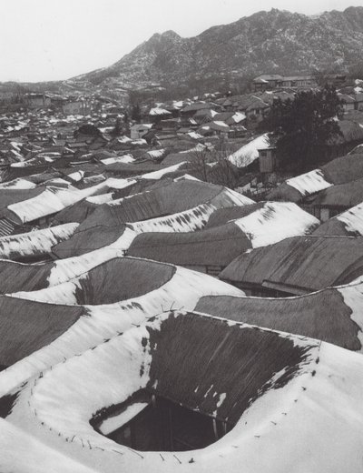 Japonia: Kai-syong, widok małego koreańskiego miasteczka zimą (zdjęcie czarno-białe) autorstwa Axel von Graefe