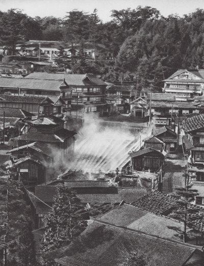 Japonia: Kusatsu, źródła siarkowe (zdjęcie czarno-białe) autorstwa Axel von Graefe