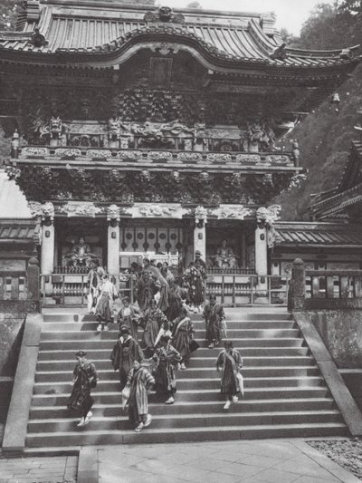 Japonia: Nikko, Yomei-mon, główny portal świątyni Ieyasu (zdjęcie czarno-białe) autorstwa Axel von Graefe