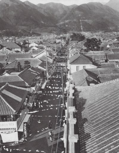 Japonia: Centrum handlowe w Beppu (zdjęcie czarno-białe) autorstwa Axel von Graefe