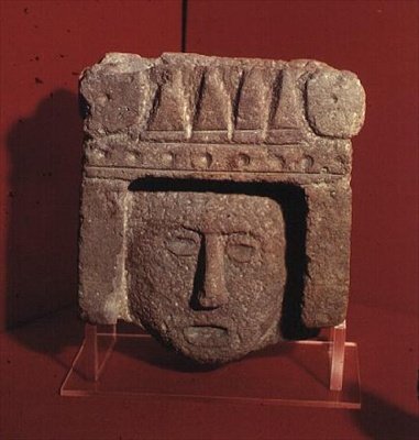 Rzeźbiona głowa Azteków autorstwa Aztec