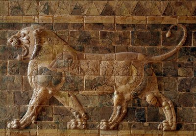 Procesja Droga Babilonu pod panowaniem Nabuchodonozora II (605-562 pne): fragment Bramy Isztar przedstawiający ceglanego lwa mojżeszowego. Babilon, Irak. Paryż. Muzeum w Luwrze autorstwa Babylonian