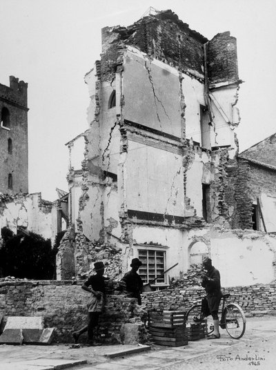 Bombardowania Sermide. Trzy osoby przed grupą zbombardowanych domów autorstwa Baccarini and Porta