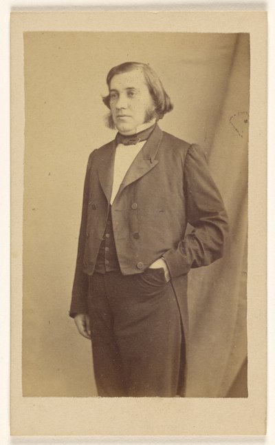 [Niezidentyfikowany mężczyzna z baraniną, stojący]. autorstwa Bailly and Maurice
