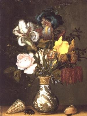 Irysy, róże i inne kwiaty w porcelanowym wazonie z muszlami autorstwa Balthasar van der Ast