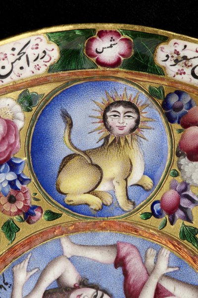 Misa z pokrywką, spodek i łyżka z dekoracją astrologiczną, początek XIX w. autorstwa Baqir