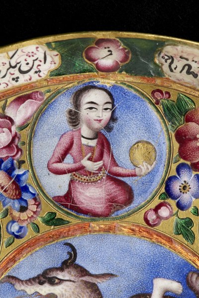 Misa z pokrywką, spodek i łyżka z dekoracją astrologiczną, początek XIX w. autorstwa Baqir