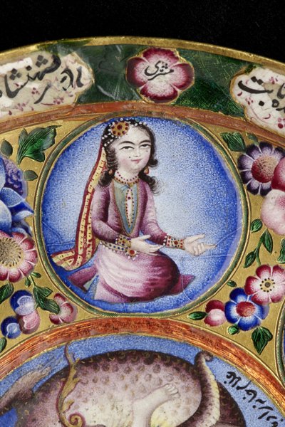 Misa z pokrywką, spodek i łyżka z dekoracją astrologiczną, początek XIX w. (emalia i złoto) autorstwa Baqir Baqir