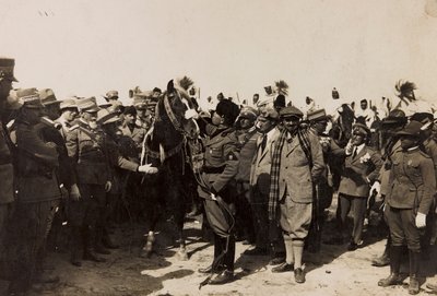Benito Mussolini ze swoimi faszystami i Italo Balbo w Libii w Trypolisie (zdjęcie czarno-białe) autorstwa Barbera La