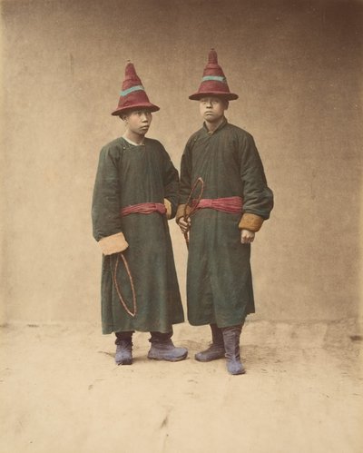 [Dwóch chińskich mężczyzn w dopasowanych tradycyjnych strojach], lata 70. XIX wieku. autorstwa Baron Raimund von Stillfried