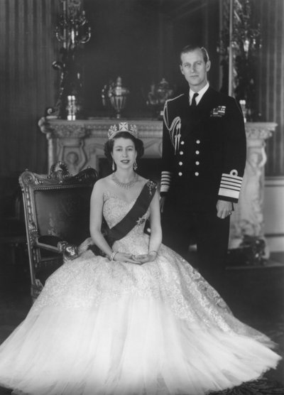 Królowa Elżbieta II i JKW Książę Edynburga w Pałacu Buckingham, 12 marca 1953. autorstwa Baron Sterling Henry Nahum
