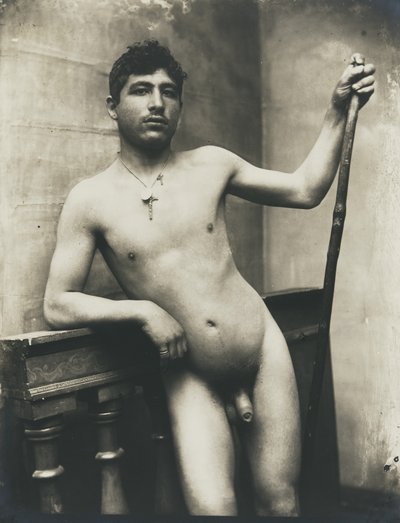 [Nagi mężczyzna z laską i naszyjnikiem z krucyfiksem] autorstwa Baron Wilhelm von Gloeden