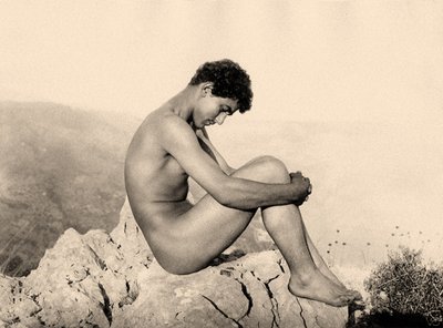 Studium aktu męskiego na skale, Taormina, Sycylia, ok. 1900 (zdjęcie w sepii) autorstwa Baron Wilhelm von Gloeden