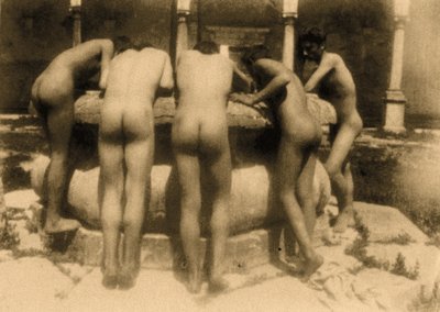 Studium pięciu chłopców patrzących na studnię, Sycylia, C.1900 (zdjęcie w sepii) autorstwa Baron Wilhelm von Gloeden