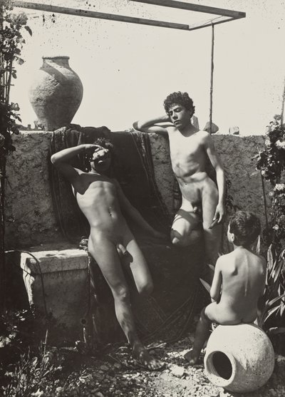 [Trzech chłopców w ogrodzie] autorstwa Baron Wilhelm von Gloeden
