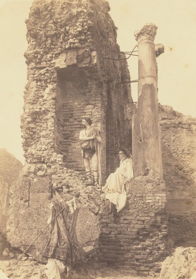 [Dwóch mężczyzn w kostiumach w pobliżu ruin] autorstwa Baron Wilhelm von Gloeden
