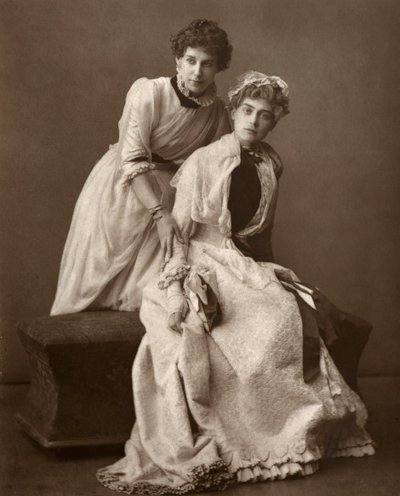 Brytyjskie aktorki Eweretta Lawrence i Grace Otway w On Change, 1886 autorstwa Barraud