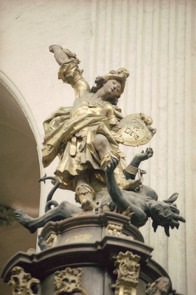 Ambona, zwana także Amboną Prawdy, szczegół: Św. Michał i smok, 1749 (pozłacane, drewno i intarsja) (zob. też 252679 i 252680) autorstwa Bavarian school