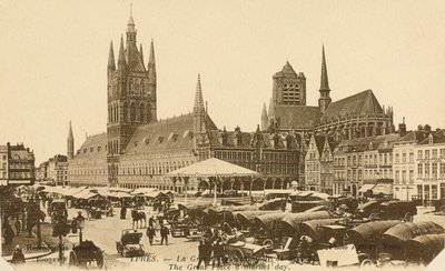 Grand Place w Dniu Targowym, Ypres, Belgia autorstwa Belgian Photographer