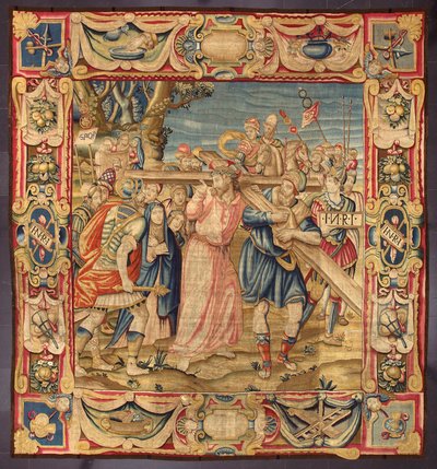 Chrystus i Szymon z Cyreny (Cyrenejczyk). (Piąty przystanek Drogi Krzyżowej (niesienie krzyża). Na fragmencie krzyża widnieje napis I.N.R.I. (INRI). Gobelin wykonany w manufakturze w Brukseli. XVI wiek Genes, Musei di Strada Nuova autorstwa Belgian School