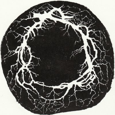 Root Wreath, 2019 (drzeworyt na papierze) autorstwa Bella Larsson