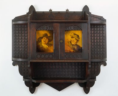 Wisząca szafka ścienna z tablicami ceramicznymi, rzeźba przypisywana Mary Madeline Nourse, tablice Artus van Briggle (1869-1904) 1887-99 (czarny orzech i glazurowana glina) autorstwa Benn attr.to Pitman