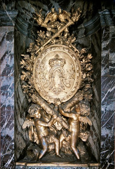 Rzeźba na podeście schodów Escalier de la Reine symbolicznie świętujących ślub Ludwika XIV i Marii Teresy z Austrii autorstwa Benoit or Massou Masson