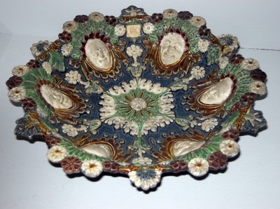 Naczynie z groteskowymi twarzami (fajans) autorstwa Bernard Palissy