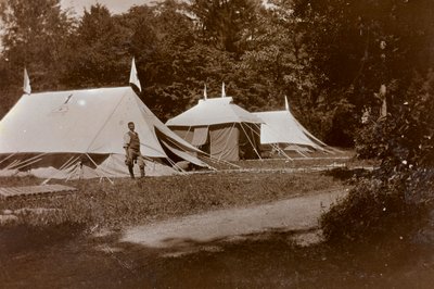 Album z I wojny światowej we Friuli-Wenecji Julijskiej: przyjmowanie, chirurgia i ubieranie się przed Villa Brazzà, domem 17 Szpitala Wojennego w Soleschiano Manzano, zdjęcie z wieży kościoła, 05/1916 (b/w zdjęcie) autorstwa Bietti Bietti