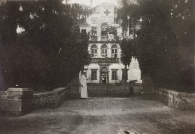 Album I wojny światowej we Friuli-Wenecji Julijskiej: Villa Brazzà, siedziba 17 Szpitala Wojennego w Soleschiano Manzano, zdjęcie z wieży kościoła, 05/1916 (zdjęcie czarno-białe) autorstwa Bourbon Del Monte