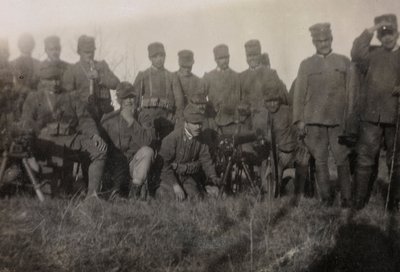 Album z I wojny światowej we Friuli-Wenecji Julijskiej: portret grupowy strzelców żołnierzy piechoty 112.mo autorstwa Bourbon Del Monte