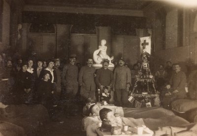 Album z I wojny światowej we Friuli-Wenecji Julijskiej: portret grupowy w Boże Narodzenie w Villa Brazzà, gdzie znajduje się 17 Szpitala Wojennego w Soleschiano Manzano, 25.12.1915 (zdjęcie czarno-białe) autorstwa Bourbon Del Monte