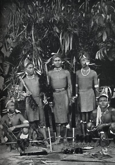 Angami Nagas w pełnym stroju, 1902 autorstwa Bourne and Shepherd