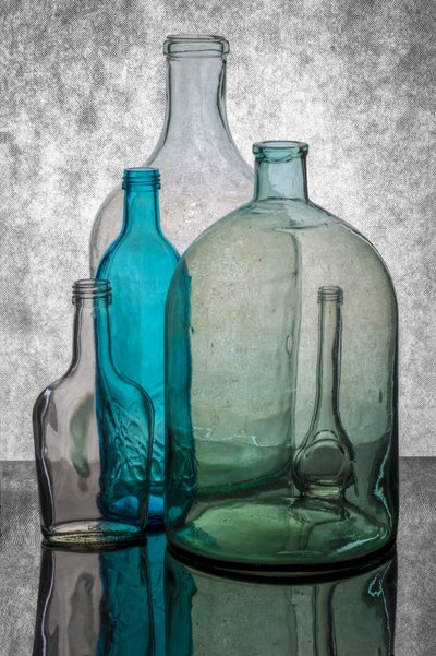 Kolorowe szklane butelki autorstwa Brig Barkow